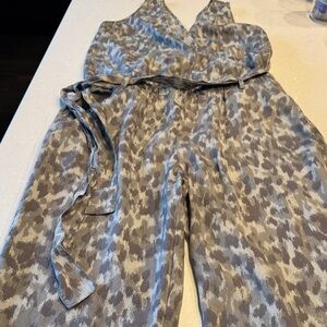 Cloth & Stone Patterned Gray Jumpsuit beautiful fabric.